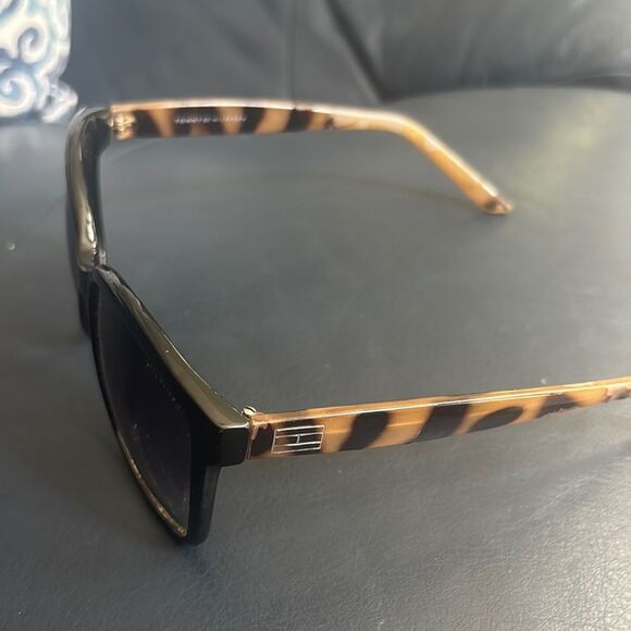 Tommy Hilfiger Black and Brown Sunglasses with Tortoiseshell Arms - Picture 2 of 3